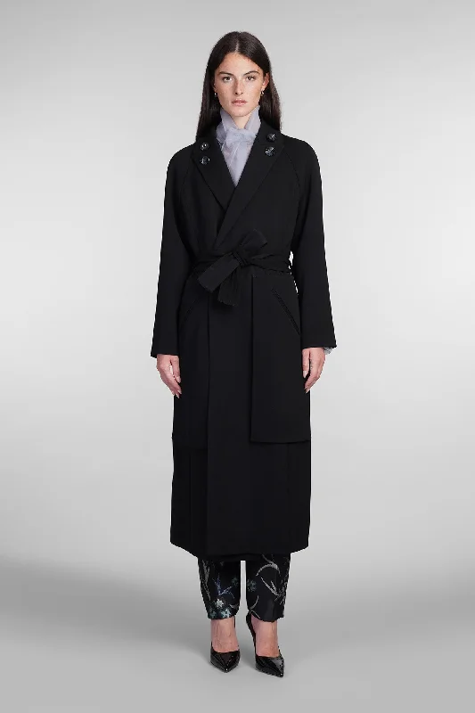 Coat in black wool