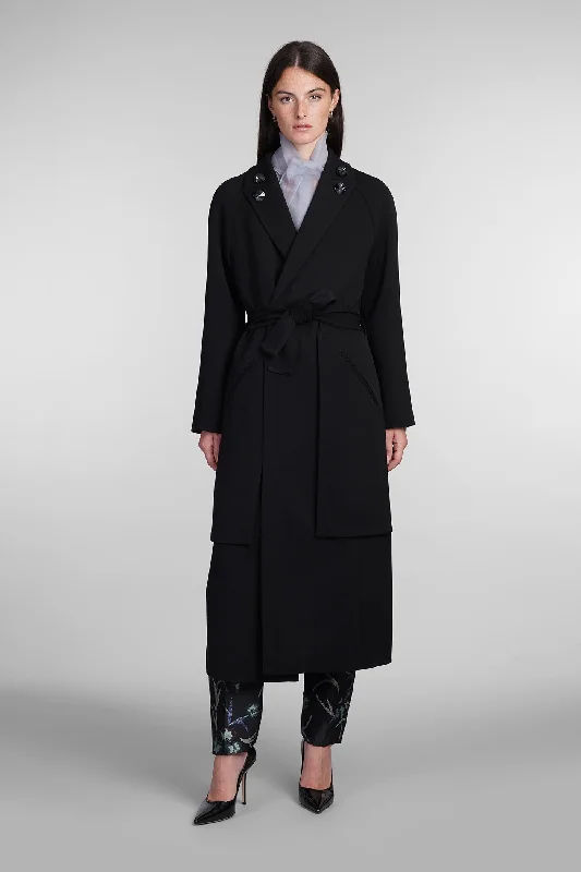 Coat in black wool